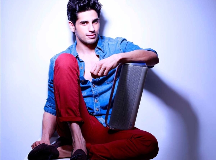 John Players Launches S/S'23 Collection with Sidharth Malhotra